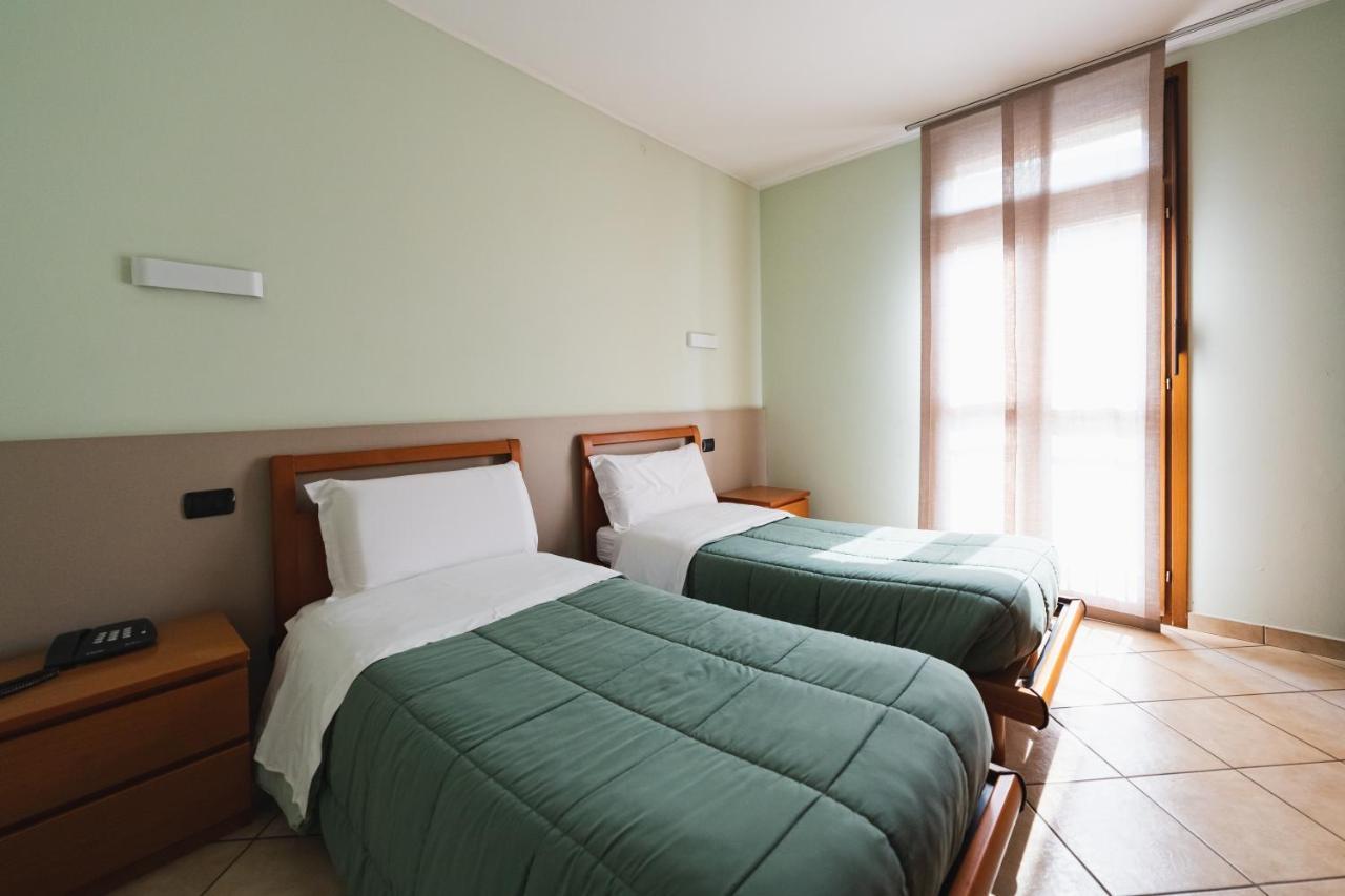 Parini Hotel Bosisio Parini Bagian luar foto