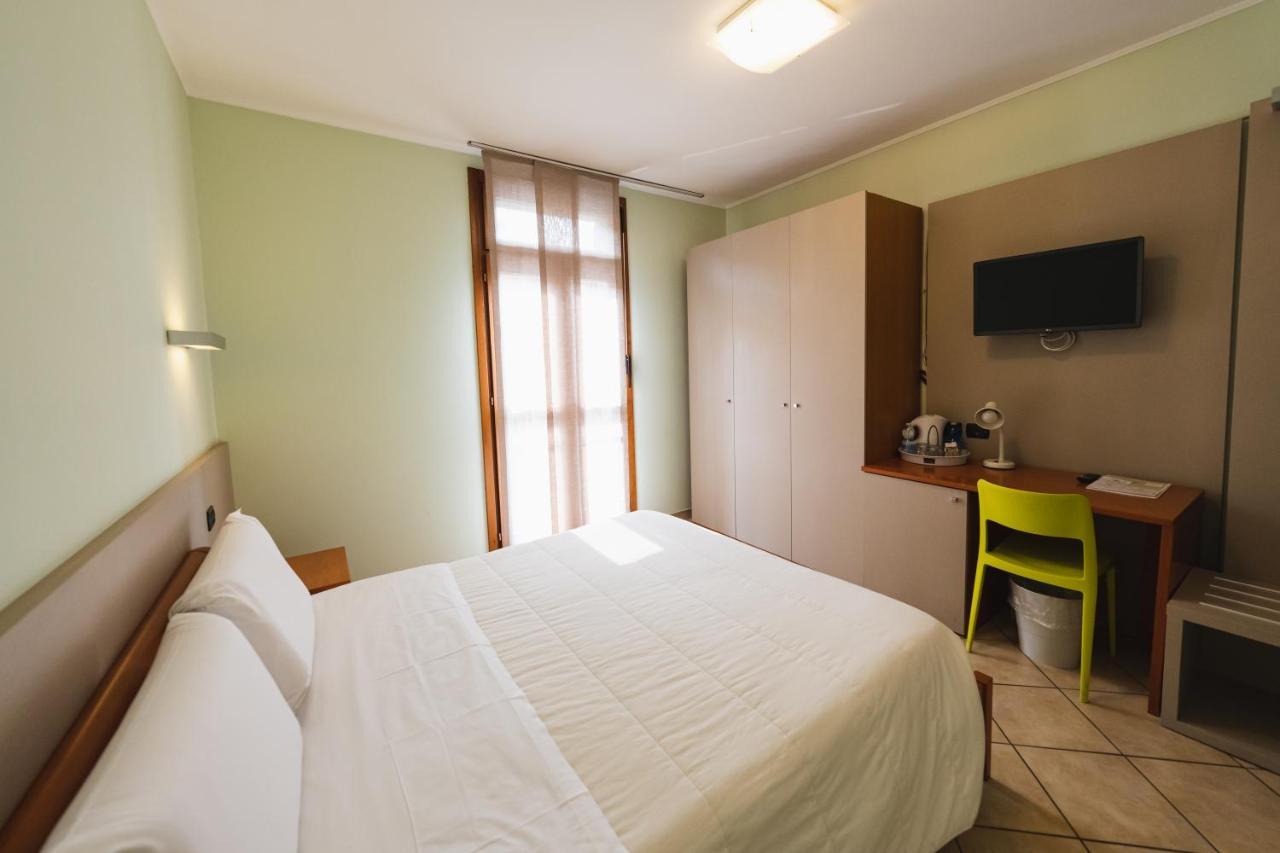 Parini Hotel Bosisio Parini Bagian luar foto