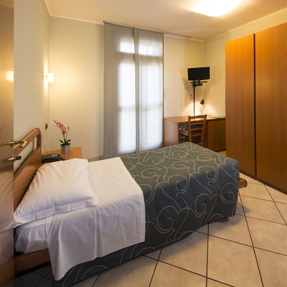 Parini Hotel Bosisio Parini Bagian luar foto